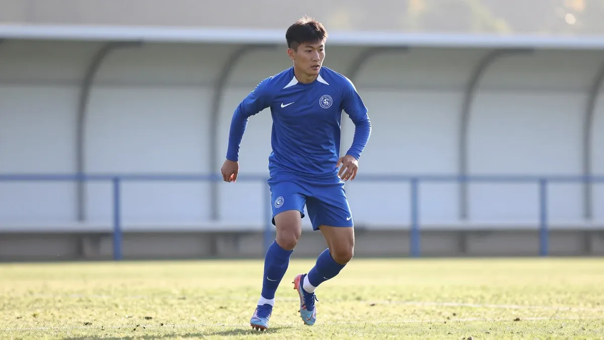 Southend United have signed 21-year-old defender Ryan Battrum on a one-month loan from Premier League side West Ham...