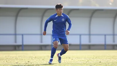 Southend United have signed 21-year-old defender Ryan Battrum on a one-month loan from Premier League side West Ham...